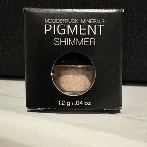 Younique Shimmer eye pigment New in Box! Moodstruck Eye Pigment in Sexy!!